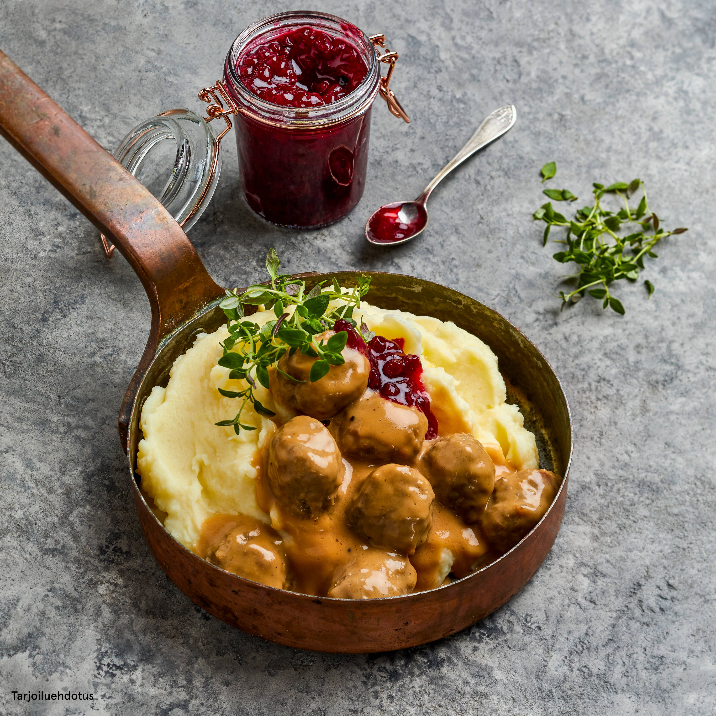 Lihapullat muusilla, puolukkasurvos (350 g)